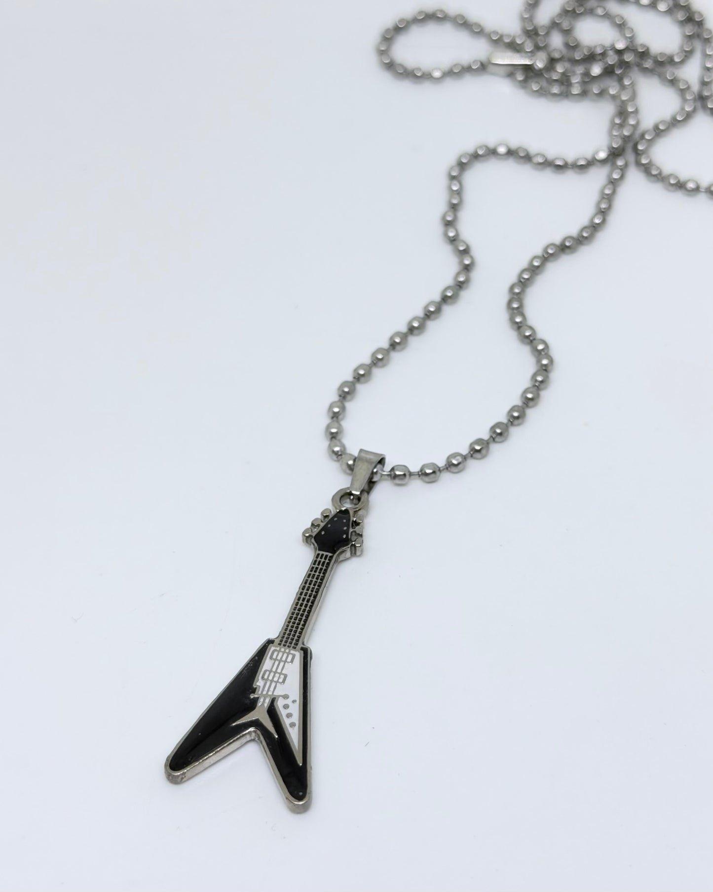 Collar Guitarra Flying V negra
