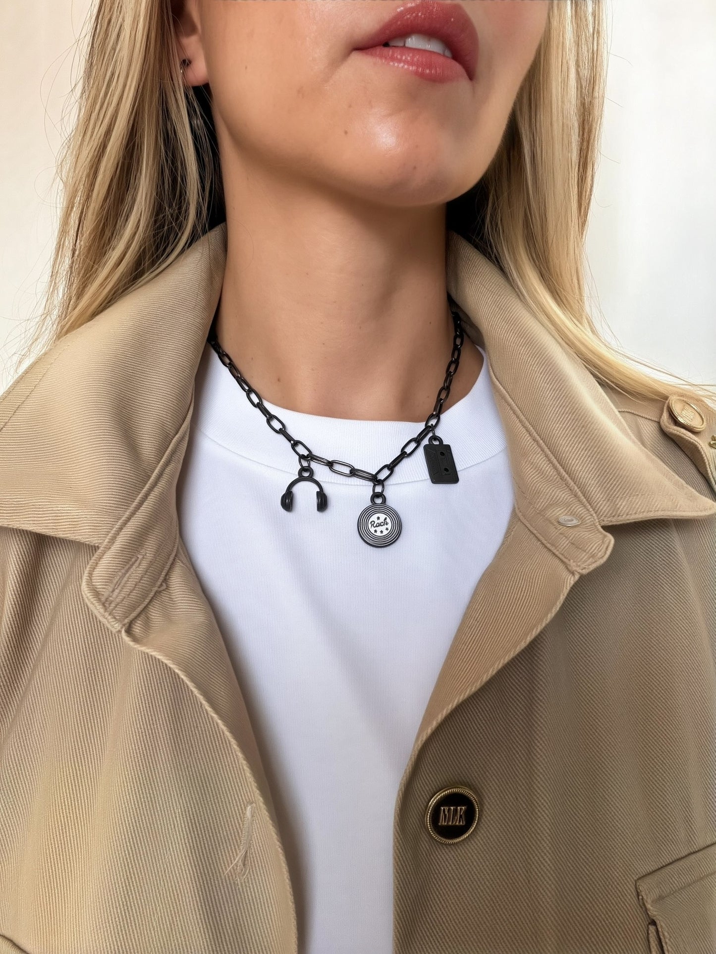 Collar Retro Music
